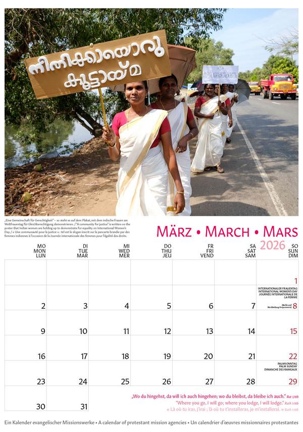 Oben auf dem Kalenderblatt ist das Motiv für den Monat März. Indische Frauen gehen hintereinander am Rande einer befahrenen Straße und halten Schilder hoch. Auf den Schildern steht 