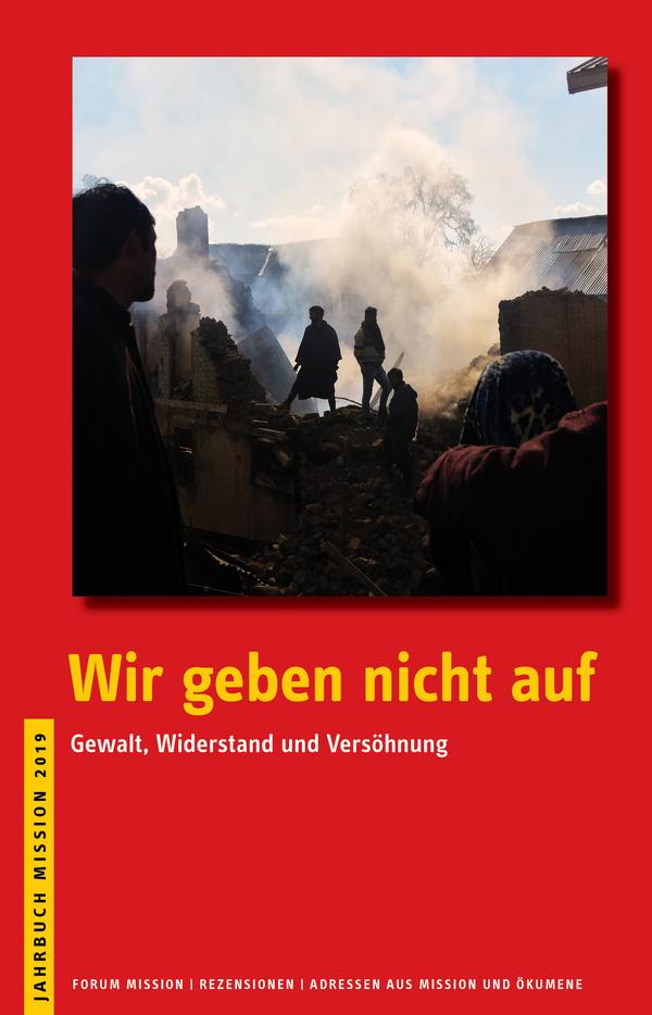 Jahrbuch 2019: Rotes Cover mit Titelbezeichnung im linken unteren Bereich. Im oberen Bereich ist ein Bild. Motiv: Ein zerstörtes Haus in einer umkämpften Region. Rauch steigt in die Luft, schwarze Silhouetten von kämpfenden Personen stehen vor und in den Trümmern.© Foto: Muzamil Mattoo/Getty Images