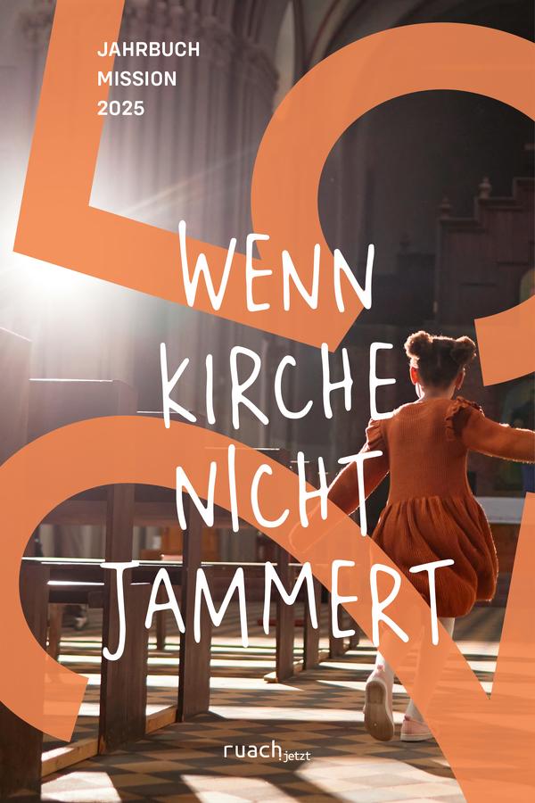 Jahrbuch 2025: Covermotiv zeigt ein Kind von hinten, das durch Kirchenbänke läuft plus Titel „Wenn Kirche nicht jammert“ und die Zahl 25© Foto: ruach.jetzt Verlag