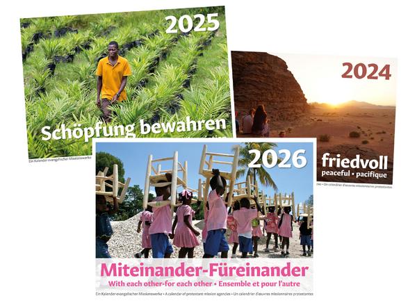 Drei Kalender-Cover aus den Jahren 2024, 2025 und 2026. 2024: Titel - friedvoll, Motiv - Wüste bei Sonnenaufgang. 2025: Titel - Schöpfung bewahren, Motiv - schwarzer Mann geht durch grünes Feld. 2026: Titel - Miteinander-Füreinander, Motiv - Viele Schulkinder in rosafarbener Schuluniform tragen kleine Holzstühle. &copy; Foto: 2024: Berliner Missionswerk; 2025: Mike DuBose, UMNS/EmK, 2026: J&uuml;rgen Sch&uuml;belin