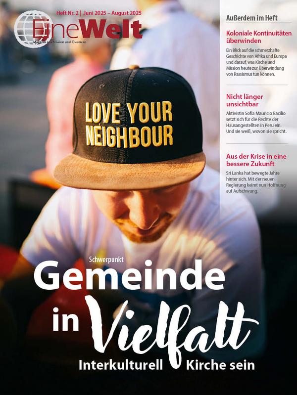 Cover EineWelt 2/25: sitzender Mann zeigt seine Baseball-Cap mit Aufschrift: Love your Neighbour© Foto: Titelfoto: Nina Strehl/Unsplash