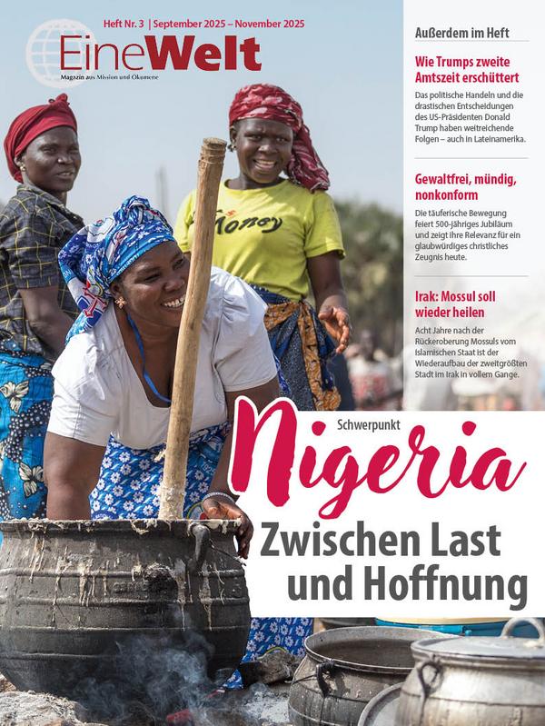 Cover EineWelt 3/25: Eine Gruppe von drei nigerianischen Frauen kocht im Freien am einem großen Topf. In dem Topf steckt ein großer Holzstock zum Umrühren. Die vordere Frau ist über den Topf gebeugt und greift mit der rechten Hand in den Topf. Die beiden anderen Frauen stehen dahinter. Alle drei Frauen gucken freundlich und lächelnd nach rechts in die Ferne. Im Hintergrund sieht man unscharf Häuser und Bäume des Dorfes. Im unteren rechten Bereich steht der Titel: Nigeria - Zwischen Last und Hoffnung© Foto: Titelfoto: Albin Hillert/LWF