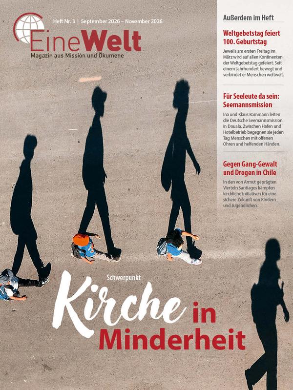 Cover EineWelt 3/26: Aufnahme von gehenden Menschen auf einer Straße aus der Vogelperspektive mit großem Schattenwurf der Körper. Die Menschen sind für sich alleine und nicht in Gruppen unterwegs.&copy; Foto: Titelfoto: Tom Barrett/Unsplash